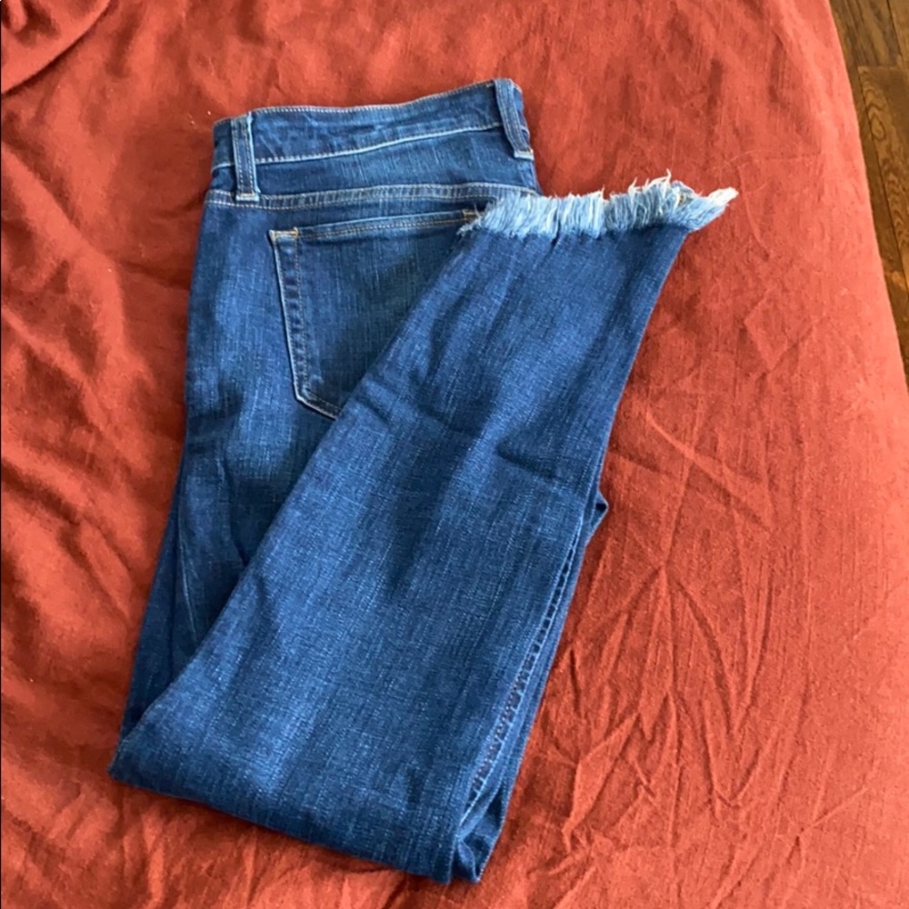 Skinny jeans frayed bottoms